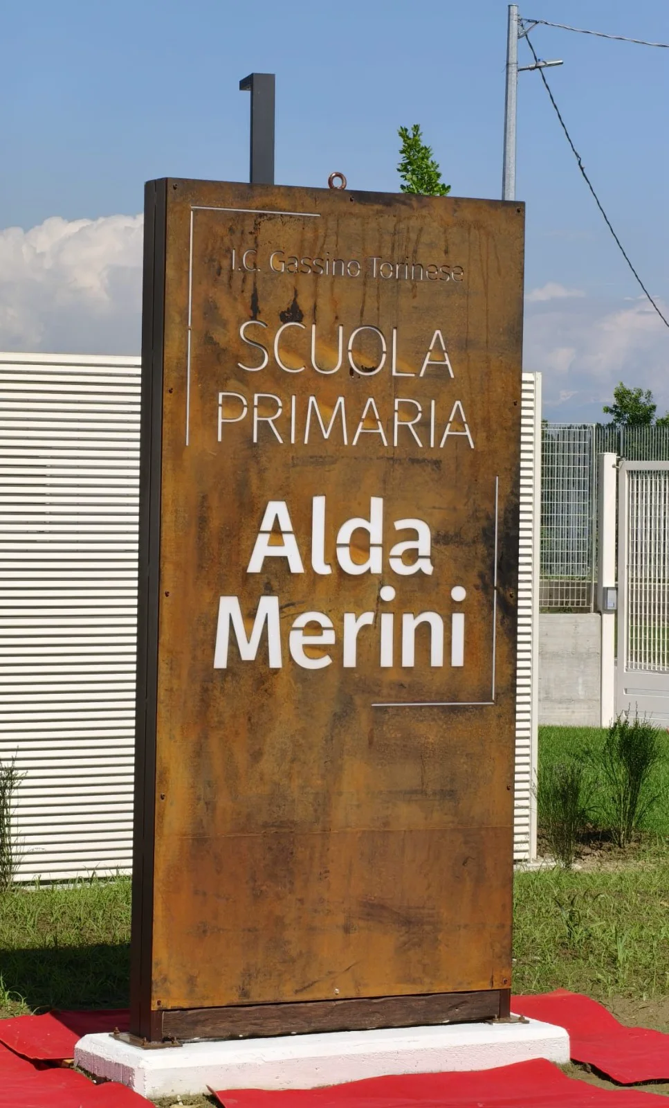 Totem della scuola primaria Alda Merini