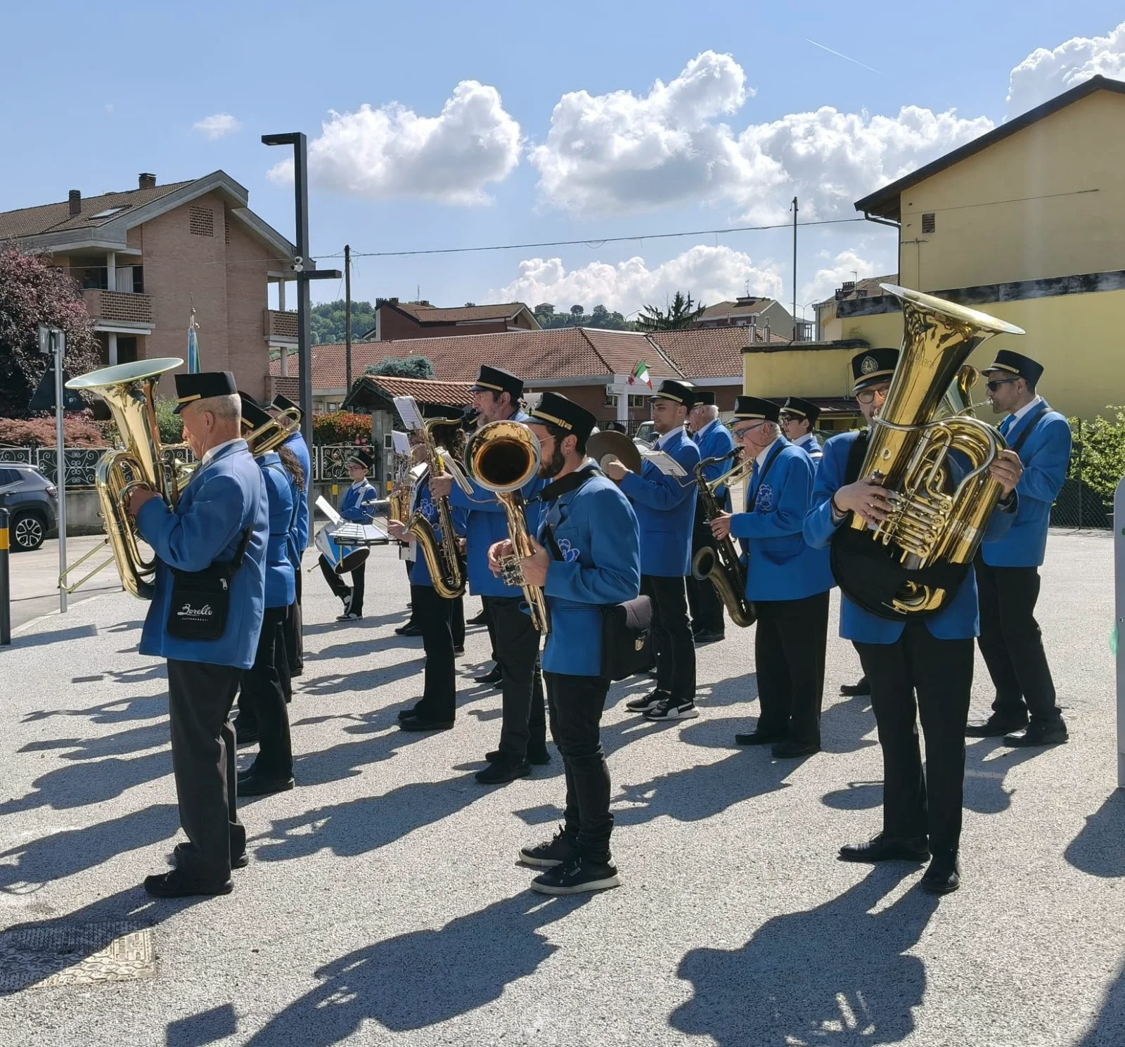 Banda musicale durante l’inaugurazione della scuola